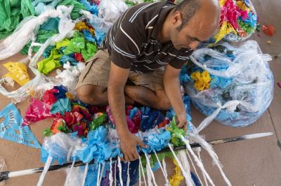 2-MOIFA-Gallery of Conscience Aymar Ccopacatty working on the community trash loom at MOIFA during the Arts Alive program, August 2nd 2018 Photographer: Chloe Accardi 