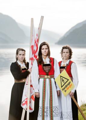 Synnøve Kvamme (center), with sisters Halldis and Gudrun Folkedal, dressed in Hardangerbunader.